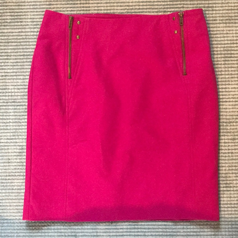 Pink pencil skirt, size 6, never worn